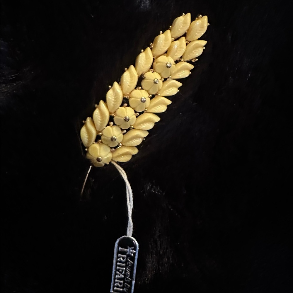 Vintage Golden Leaf Brooch - Picture 8 of 8